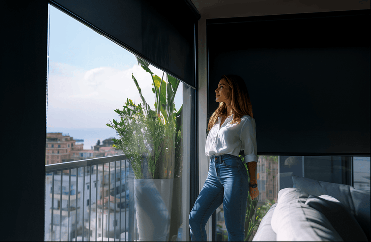Tenda a rullo con tessuto filtrante