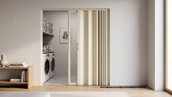 Porta a soffietto in PVC ripiegata a fisarmonica che divide due ambienti — guida IperDomo