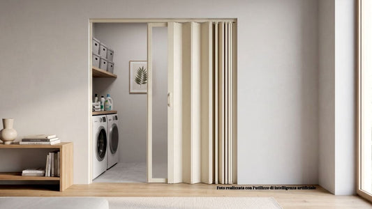 Porta a soffietto in PVC ripiegata a fisarmonica che divide due ambienti — guida IperDomo